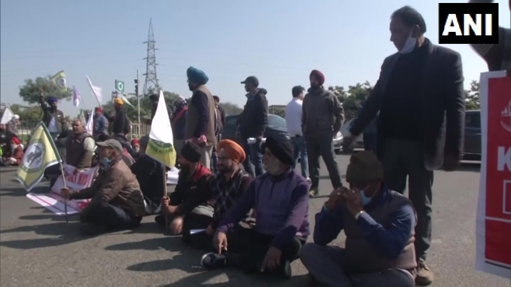 दोपहर 12 बजे से 3 बजे तक चक्का जाम के आह्वान पर किसानों ने जम्मू-पठानकोट हाईवे पर किया चक्का जाम