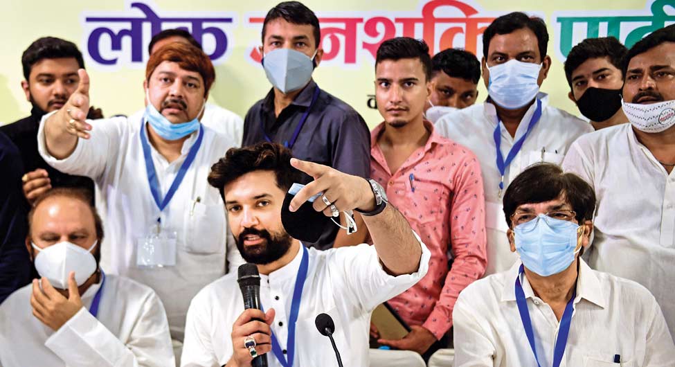 पार्टी की एक बैठक में चिराग पासवान पार्टी की एक बैठक में चिराग पासवान