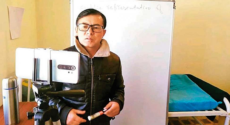 लद्दाख में ऑनलाइन क्लास लेते शिक्षक लद्दाख में ऑनलाइन क्लास लेते शिक्षक