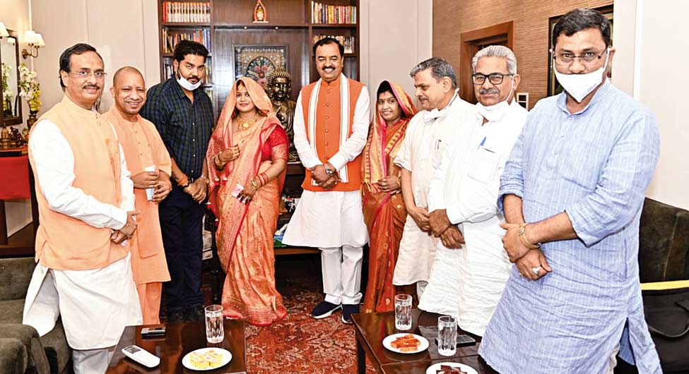 उत्तर प्रदेश के उप-मुख्यमंत्री केशव मौर्य के निवास पर मुख्यमंत्री आदित्यनाथ और संघ के नेता उत्तर प्रदेश के उप-मुख्यमंत्री केशव मौर्य के निवास पर मुख्यमंत्री आदित्यनाथ और संघ के नेता