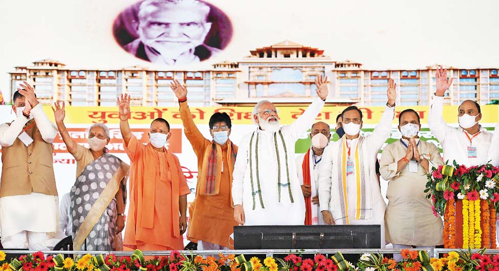 अलीगढ़ में राजा महेन्द्र प्रताप विवि की नींव रखने के दौरान योगी के साथ मोदी अलीगढ़ में राजा महेन्द्र प्रताप विवि की नींव रखने के दौरान योगी के साथ मोदी