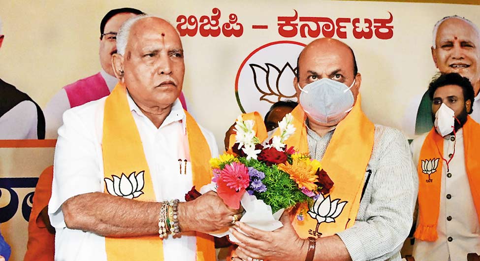 कर्नाटक में येदियुरप्पा की जगह संघ से जुड़े व्यक्ति को कमान नहीं, बोम्मई को सीएम बना आलाकमान ने मध्यमार्ग को चुना कर्नाटक में येदियुरप्पा की जगह संघ से जुड़े व्यक्ति को कमान नहीं, बोम्मई को सीएम बना आलाकमान ने मध्यमार्ग को चुना