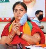 वसुंधरा राजे के खिलाफ राज्य पार्टी में हलचलें बढ़ीं तो उसे आलाकमान की पकड़ बनाने की कोशिश माना गया वसुंधरा राजे के खिलाफ राज्य पार्टी में हलचलें बढ़ीं तो उसे आलाकमान की पकड़ बनाने की कोशिश माना गया