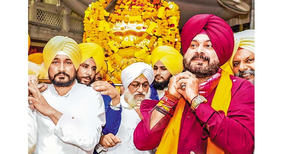 स्वर्ण मंदिर में मुख्यमंत्री चरणजीत सिंह चन्नी के साथ सिद्धू स्वर्ण मंदिर में मुख्यमंत्री चरणजीत सिंह चन्नी के साथ सिद्धू