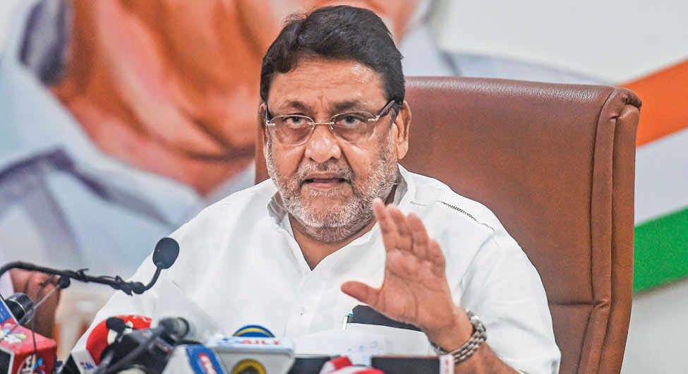 एनसीपी नेता नवाब मलिक वानखेड़े पर लगातार आरोप लगा रहे हैं, जिसमें विदेश यात्रा से लेकर अभिनेत्री पत्नी को फायदा पहुंचाने की बात है एनसीपी नेता नवाब मलिक वानखेड़े पर लगातार आरोप लगा रहे हैं, जिसमें विदेश यात्रा से लेकर अभिनेत्री पत्नी को फायदा पहुंचाने की बात है