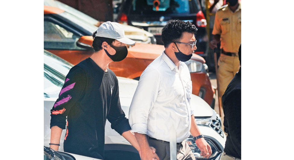 पूछताछ के लिए एनसीबी कोर्ट जाते आर्यन खान पूछताछ के लिए एनसीबी कोर्ट जाते आर्यन खान