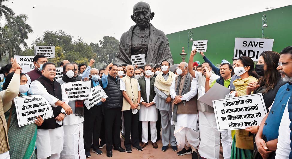 12 राज्यसभा सांसदों के निलंबन के खिलाफ प्रदर्शन 12 राज्यसभा सांसदों के निलंबन के खिलाफ प्रदर्शन