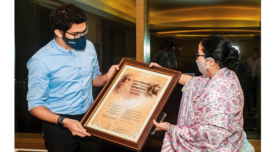 मुंबई में ममता शिवसेना नेता आदित्य ठाकरे से मिलीं, लेकिन सेना का कहना है कि कांग्रेस को दरकिनार करने से भाजपा मजबूत होगी मुंबई में ममता शिवसेना नेता आदित्य ठाकरे से मिलीं, लेकिन सेना का कहना है कि कांग्रेस को दरकिनार करने से भाजपा मजबूत होगी