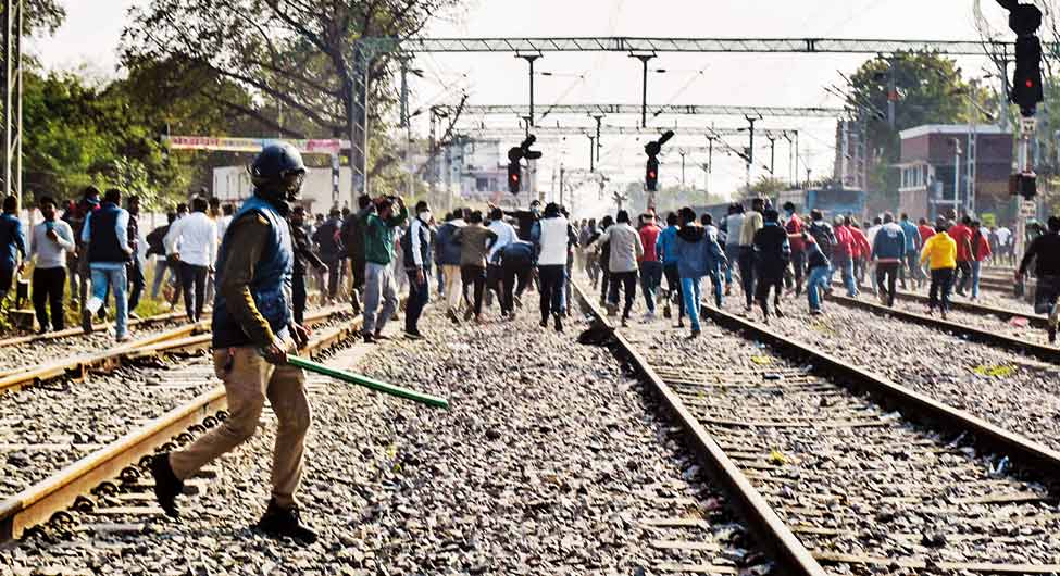 मुजफ्फरपुर में रेल रोको मुजफ्फरपुर में रेल रोको