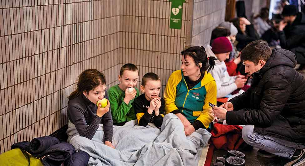 दहशत के साए में दहशत के साए में