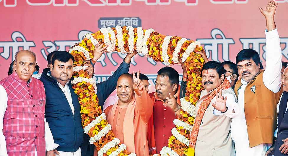 गोरखपुर में योगी आदित्यनाथ, जिले की बाकी सीटों पर मुकाबला कड़ा गोरखपुर में योगी आदित्यनाथ, जिले की बाकी सीटों पर मुकाबला कड़ा