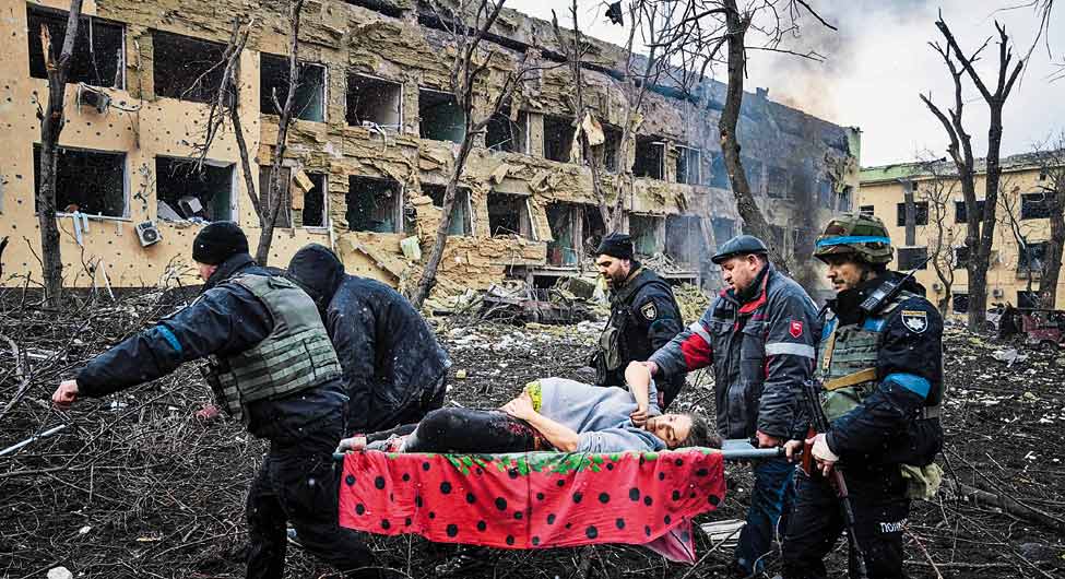 मारिउपोल में एक अस्पताल पर हमले के बाद गर्भवती महिला को ले जाते सैनिक मारिउपोल में एक अस्पताल पर हमले के बाद गर्भवती महिला को ले जाते सैनिक