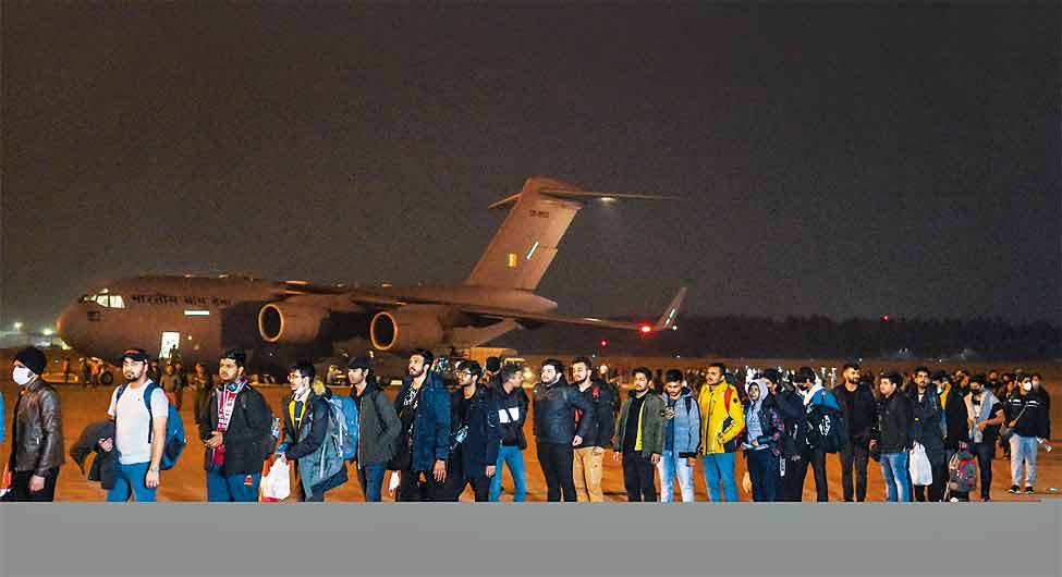 भारतीय लोगों को सरकार लगातार निकालने का काम कर रही है भारतीय लोगों को सरकार लगातार निकालने का काम कर रही है