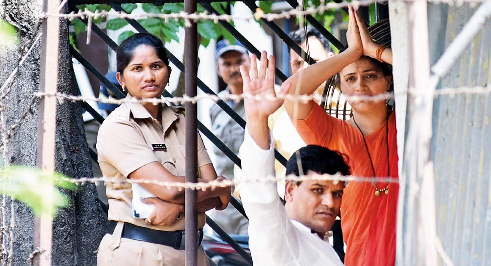 जोर आजमाइशः सांसद नवनीत राणा और उनके पति रवि राणा को गिरफ्तार कर ले जाती पुलिस