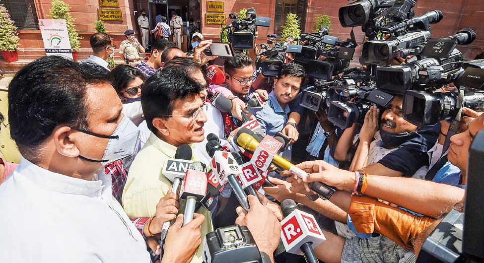 पुलिसिया कार्रवाई के खिलाफ बोलते भाजपा नेता किरीट सोमैया पुलिसिया कार्रवाई के खिलाफ बोलते भाजपा नेता किरीट सोमैया