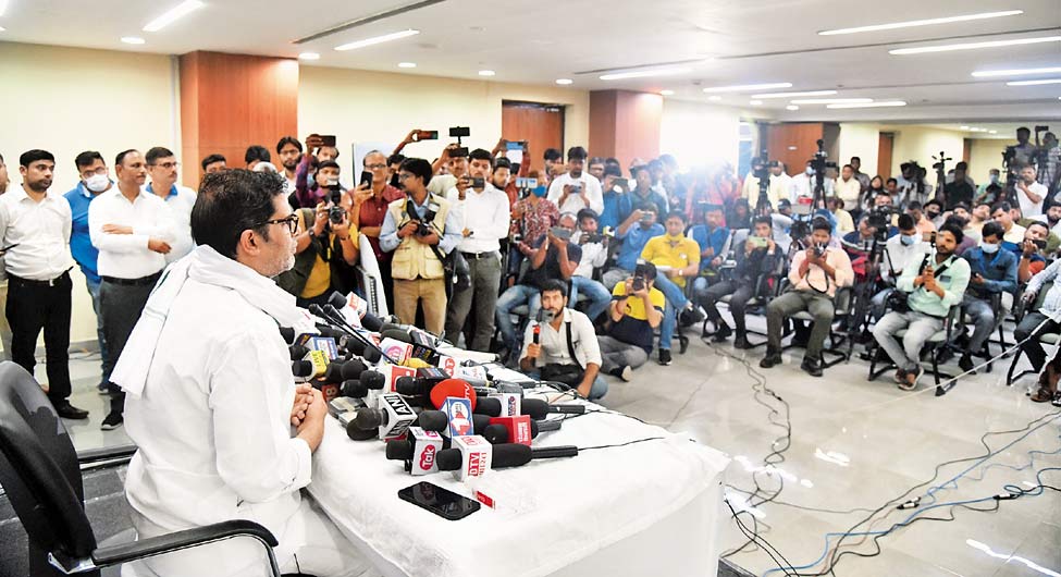 सवाल तो उठ ही सकते हैं कि प्रशांत गांधी के मुरीद कब से बने, और अगर शुरू से थे तो भाजपा के चुनाव प्रबंधन से शुरुआत क्यों की सवाल तो उठ ही सकते हैं कि प्रशांत गांधी के मुरीद कब से बने, और अगर शुरू से थे तो भाजपा के चुनाव प्रबंधन से शुरुआत क्यों की