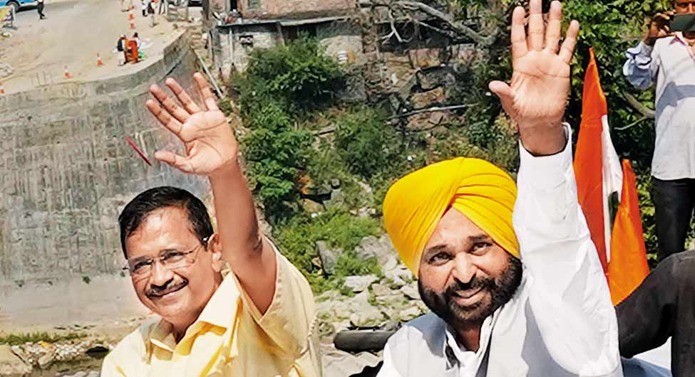 पंजाब के मुख्यमंत्री भगवंत मान के साथ दिल्ली के मुख्यमंत्री और आप के संयोजक अरविंद केजरीवाल पंजाब के मुख्यमंत्री भगवंत मान के साथ दिल्ली के मुख्यमंत्री और आप के संयोजक अरविंद केजरीवाल