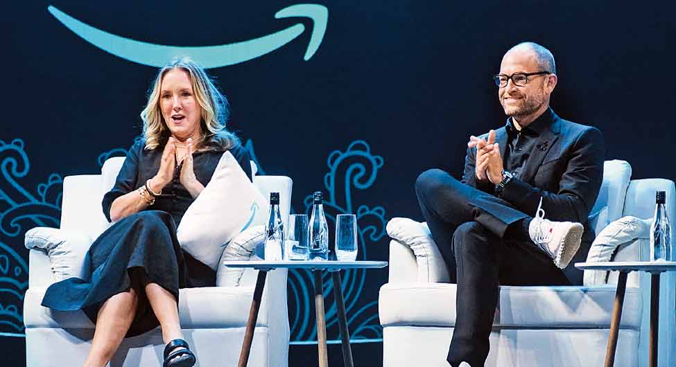 अमेजन प्राइम की स्ट्रीमिंग प्रमुख जेनिफर सलके और वाइस प्रेसिडेंट जेम्स फेरेल अमेजन प्राइम की स्ट्रीमिंग प्रमुख जेनिफर सलके और वाइस प्रेसिडेंट जेम्स फेरेल