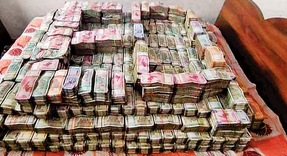 आइएएस अधिकारी पूजा सिंघल के सीए के घर से बरामद नोटों की गड्डियां आइएएस अधिकारी पूजा सिंघल के सीए के घर से बरामद नोटों की गड्डियां