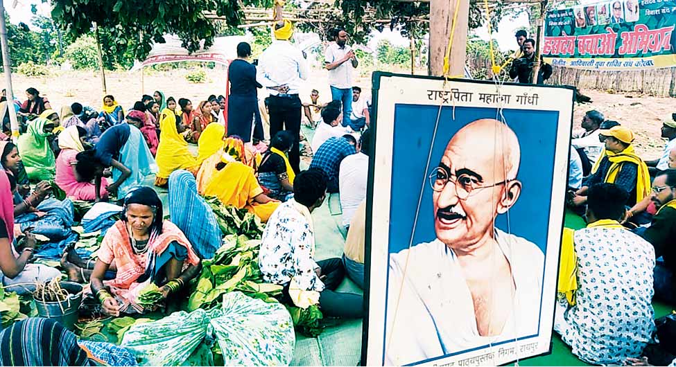 आंदोलन करते आदिवासी आंदोलन करते आदिवासी