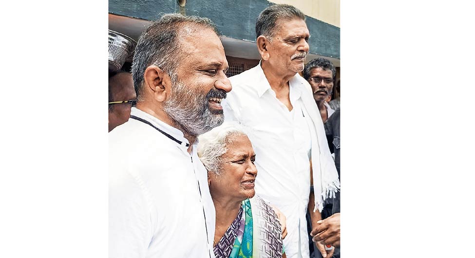 अपनी मां अम्माल के साथ पेरारिवालन  अपनी मां अम्माल के साथ पेरारिवालन