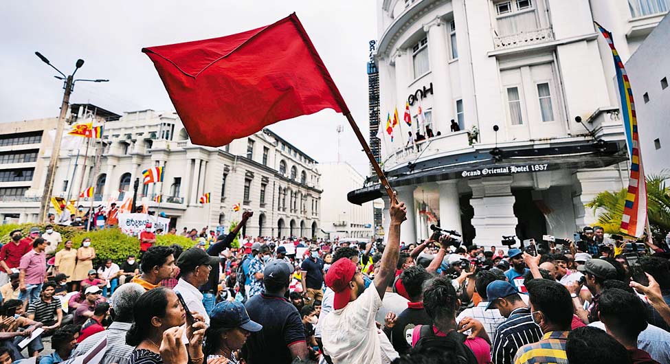 चुनाव ही समाधानः कोलंबो में श्रीलंका पुलिस के मुख्यालय पर प्रदर्शन करते लोग चुनाव ही समाधानः कोलंबो में श्रीलंका पुलिस के मुख्यालय पर प्रदर्शन करते लोग