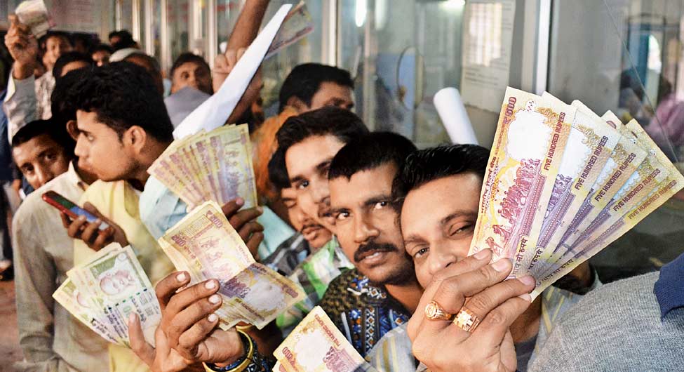 नोटबंदी के बाद बैंक के बाहर लगीं कतार नोटबंदी के बाद बैंक के बाहर लगीं कतार