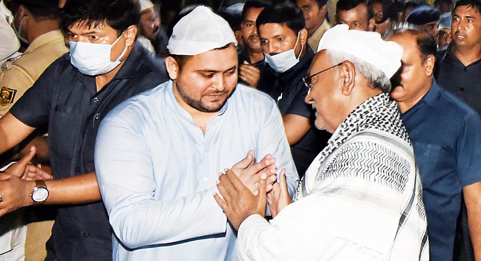 संकेतः तेजस्वी यादव और नीतीश कुमार एक दूसरे की इफ्तार पार्टी में पहुंचे संकेतः तेजस्वी यादव और नीतीश कुमार एक दूसरे की इफ्तार पार्टी में पहुंचे