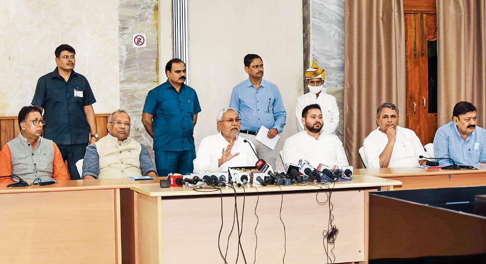 पैठ बढ़ाने की कोशिशः जातिगत गणना पर सर्वदलीय बैठक में नीतीश, तेजस्वी और अन्य नेता पैठ बढ़ाने की कोशिशः जातिगत गणना पर सर्वदलीय बैठक में नीतीश, तेजस्वी और अन्य नेता