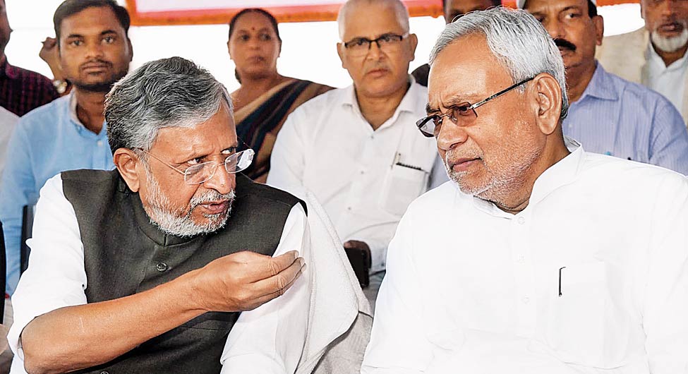 पुराने सहयोगी सुशील मोदी के साथ पुराने सहयोगी सुशील मोदी के साथ