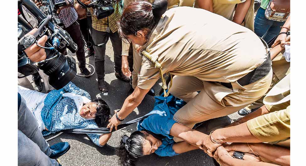 राहुल-सोनिया की खातिर राहुल-सोनिया की खातिर