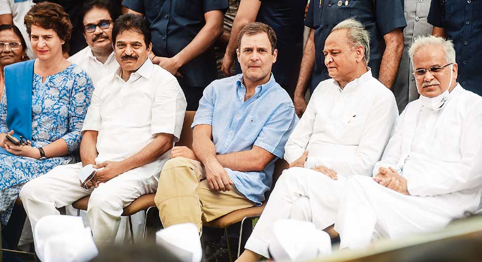 नतीजे का इंतजारः ईडी कार्यालय जाने से पहले प्रियंका गांधी वाड्रा, के.सी. वेणुगोपाल, अशोक गहलोत और भूपेश बघेल के साथ राहुल गांधी नतीजे का इंतजारः ईडी कार्यालय जाने से पहले प्रियंका गांधी वाड्रा, के.सी. वेणुगोपाल, अशोक गहलोत और भूपेश बघेल के साथ राहुल गांधी