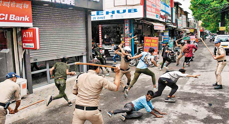नौकरी नहीं, डंडाः हलद्वानी में प्रदर्शन करने वालों को खदेड़ती पुलिस नौकरी नहीं, डंडाः हलद्वानी में प्रदर्शन करने वालों को खदेड़ती पुलिस