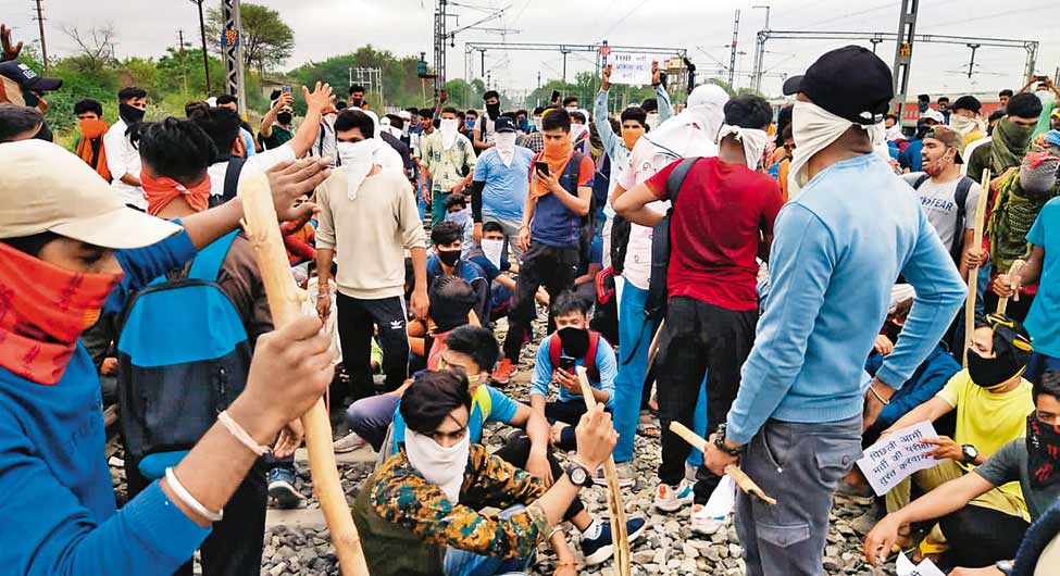 इंदौर में धरने पर बैठे युवा इंदौर में धरने पर बैठे युवा