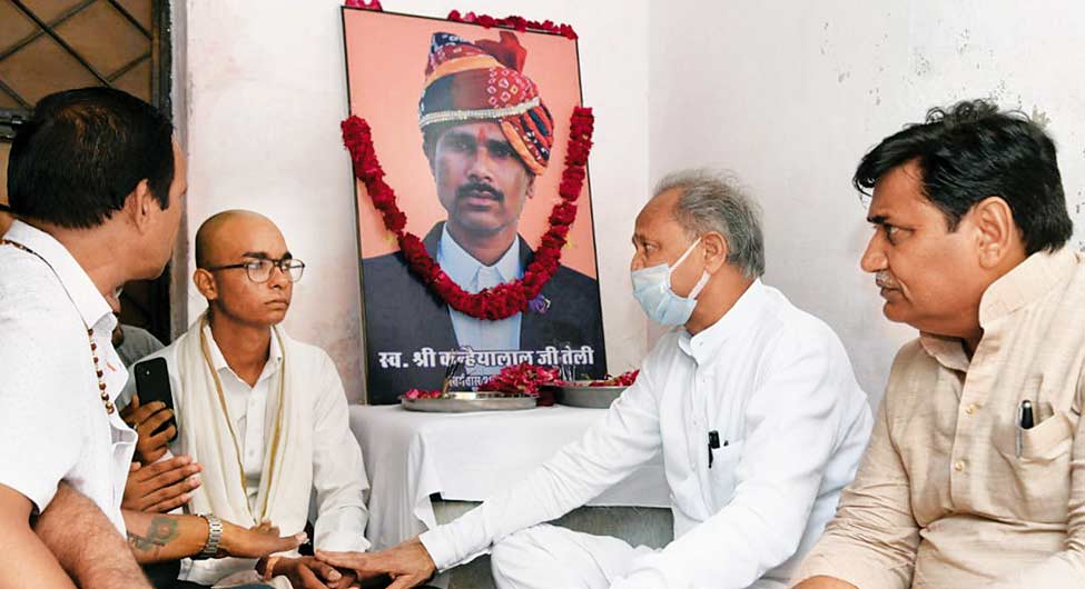 पीड़ित परिवार के साथ मुख्यमंत्री गहलोत पीड़ित परिवार के साथ मुख्यमंत्री गहलोत