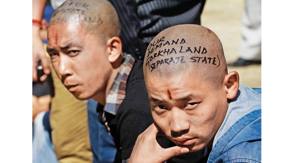 वे दिन गएः एक प्रदर्शन में गोरखालैंड के कार्यकर्ता वे दिन गएः एक प्रदर्शन में गोरखालैंड के कार्यकर्ता