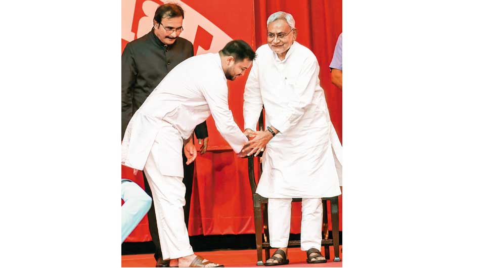 सत्ता और सियासतः पटना के राजभवन में शपथ-ग्रहण के बाद तेजस्वी और नीतीश कुमार सत्ता और सियासतः पटना के राजभवन में शपथ-ग्रहण के बाद तेजस्वी और नीतीश कुमार