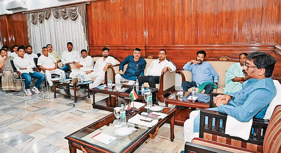 मुख्यमंत्री पद की लड़ाई राजभवन तक पहुंचने के बाद विधायकों की बैठक लेते सोरेन मुख्यमंत्री पद की लड़ाई राजभवन तक पहुंचने के बाद विधायकों की बैठक लेते सोरेन