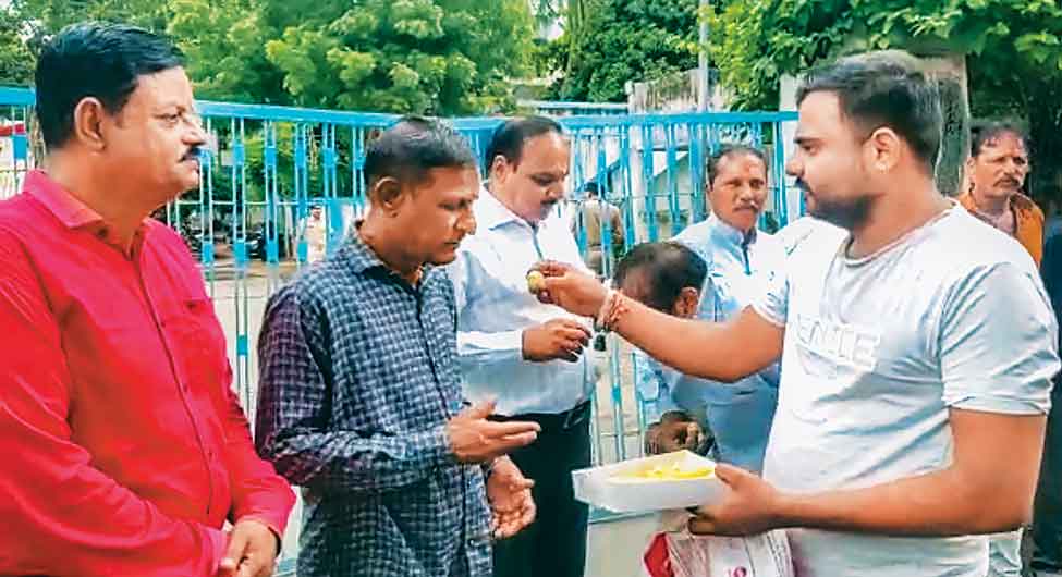 दोषियों का मुंह मीठा दोषियों का मुंह मीठा