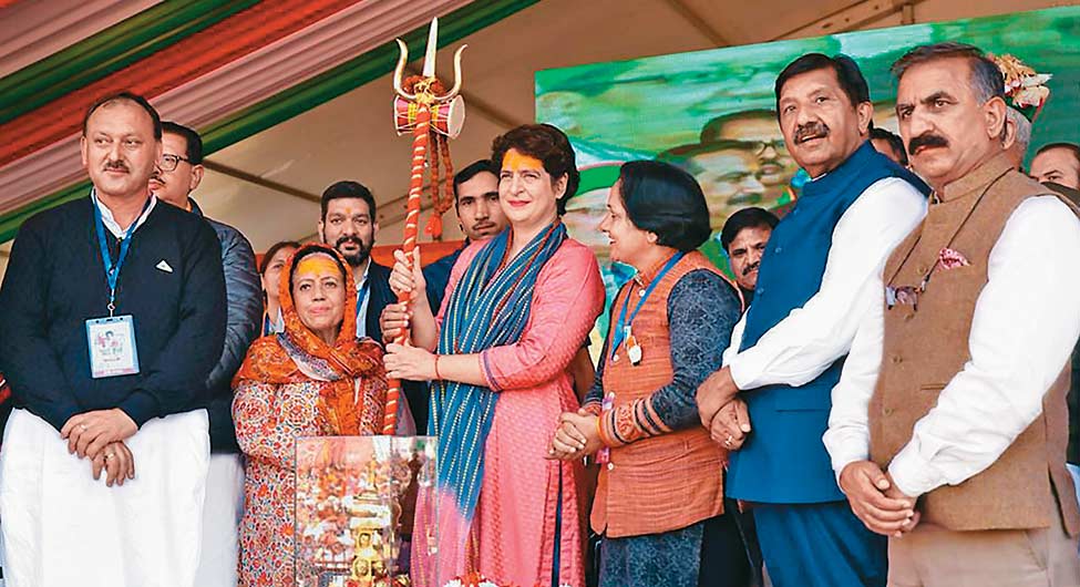 प्रियंका गांधी ः हिमाचल प्रदेश में कांग्रेस के चुनाव प्रचार के दौरान कांगड़ा की एक रैली प्रियंका गांधी ः हिमाचल प्रदेश में कांग्रेस के चुनाव प्रचार के दौरान कांगड़ा की एक रैली