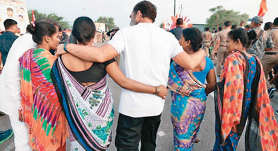 राहुल जिस धागे में देश पिरो रहे हैं, यह धागा भाजपा और आरएसएस की विचारधारा से उपजे सवालों से बना है राहुल जिस धागे में देश पिरो रहे हैं, यह धागा भाजपा और आरएसएस की विचारधारा से उपजे सवालों से बना है