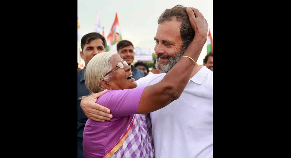 बुजुर्ग से लेकर युवा तक, हर व्यक्ति बरसा रहा है स्नेह बुजुर्ग से लेकर युवा तक, हर व्यक्ति बरसा रहा है स्नेह