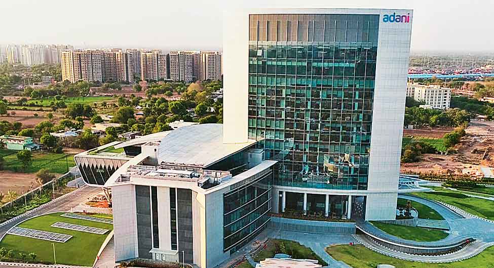 चमक कुछ फीकी हुईः अदाणी समूह का अहमदाबाद में मुख्यालय चमक कुछ फीकी हुईः अदाणी समूह का अहमदाबाद में मुख्यालय