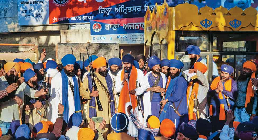 पंजाब दे वारिसः अपने समर्थकों के संग जत्थेदार अमृतपाल  पंजाब दे वारिसः अपने समर्थकों के संग जत्थेदार अमृतपाल