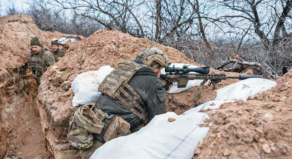दोनों तरफ के सैनिक दिन जंग जान गंवा रहे दोनों तरफ के सैनिक दिन जंग जान गंवा रहे