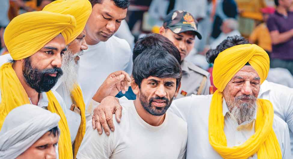 किसान नेताओं के साथ बजरंग पुनिया किसान नेताओं के साथ बजरंग पुनिया