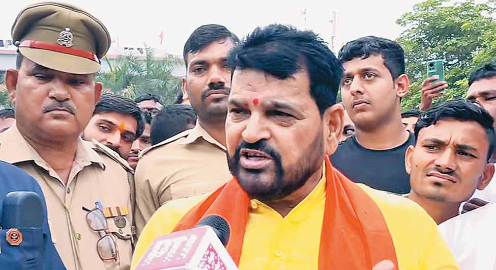 कुश्ती खिलाडि़यों ने पहली बार जनवरी में बृजभूषण शरण सिंह के खिलाफ कुश्ती संघ के दफ्तर के सामने धरना दिया था कुश्ती खिलाडि़यों ने पहली बार जनवरी में बृजभूषण शरण सिंह के खिलाफ कुश्ती संघ के दफ्तर के सामने धरना दिया था