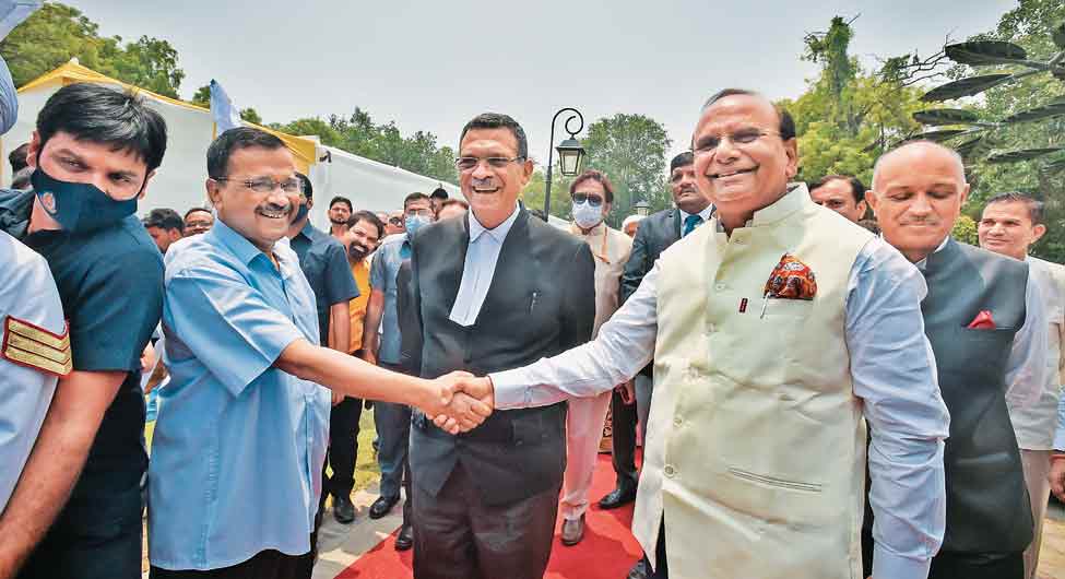 कानून भरोसे रिश्ताः दिल्ली के मुख्यमंत्री अरविंद केजरीवाल (बाएं) और एलजी विनय सक्सेना कानून भरोसे रिश्ताः दिल्ली के मुख्यमंत्री अरविंद केजरीवाल (बाएं) और एलजी विनय सक्सेना