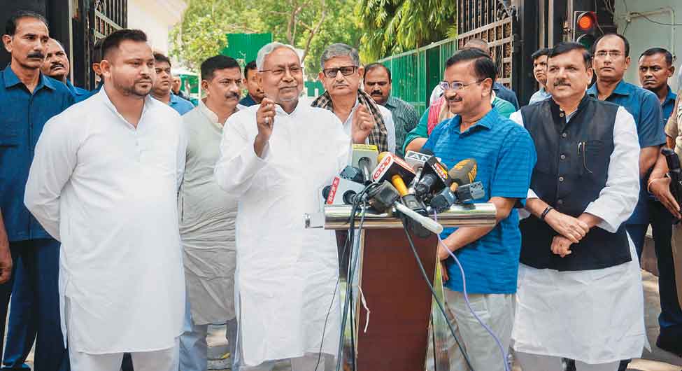 दिल्ली दौराः अरविंद केजरीवाल के साथ नीतीश और तेजस्वी दिल्ली दौराः अरविंद केजरीवाल के साथ नीतीश और तेजस्वी