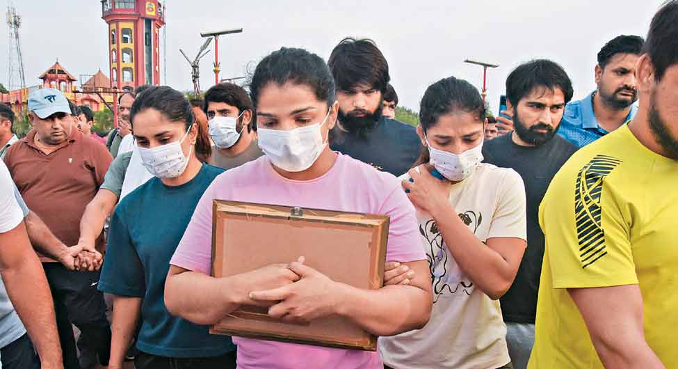 गंगा की शरणः हरिद्वार में पदक बहाने पहुंचीं महिला पहलवान गंगा की शरणः हरिद्वार में पदक बहाने पहुंचीं महिला पहलवान